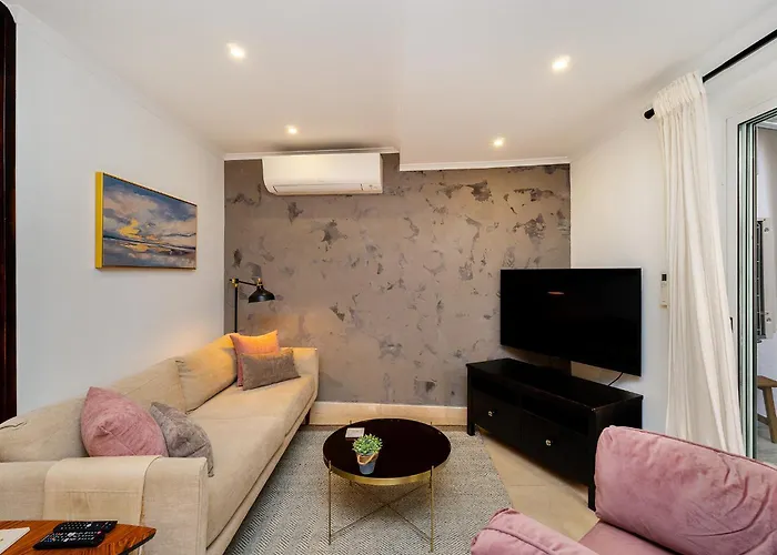 Daire Whome Coastal Elegance In *